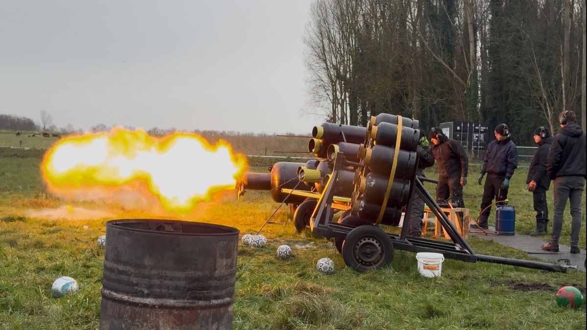 Oudejaarsblog: Lange rij voor bekroonde oliebollen in Leek