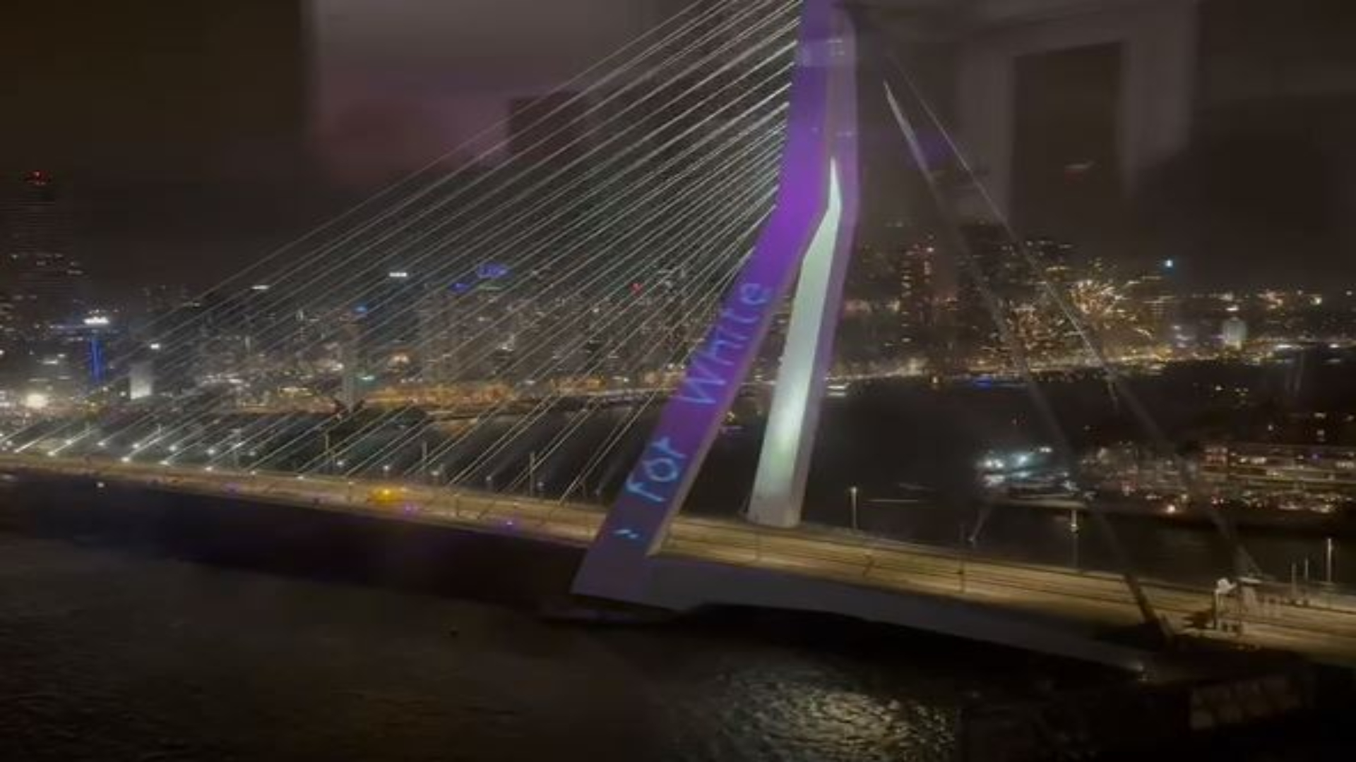 Met oud en nieuw werden leuzen als 'White Lives Matter' geprojecteerd.