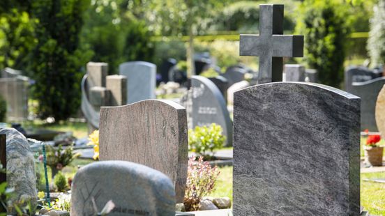 Grafdelver rooft sieraden en gouden vullingen uit graven Home