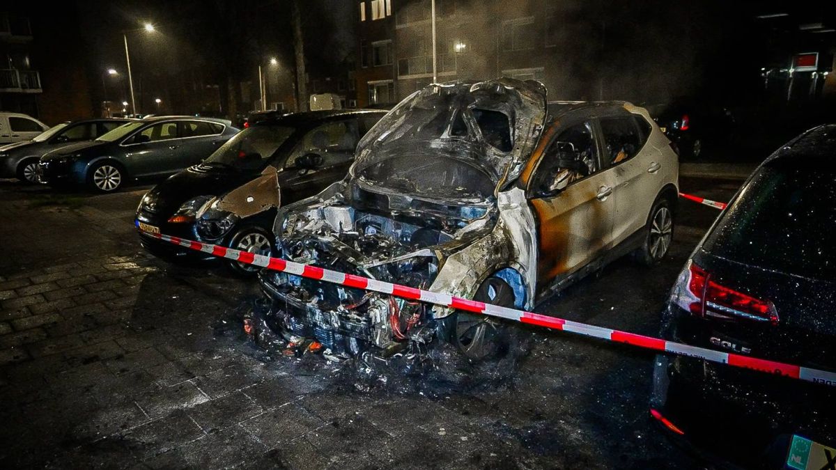 Nachtelijke autobranden richten veel schade aan