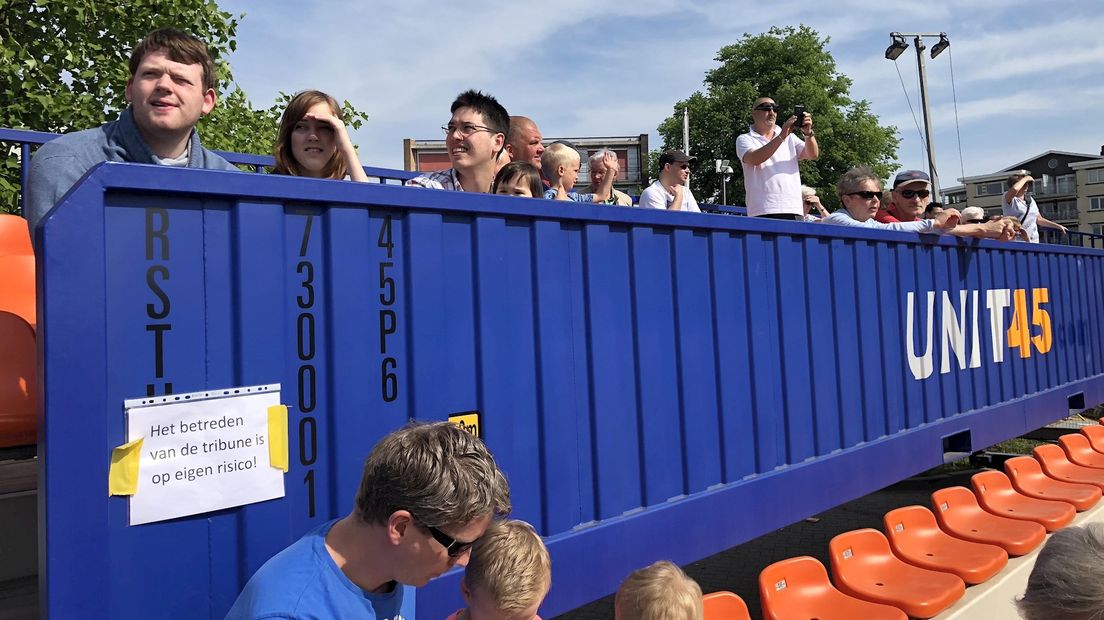 Mensen komen kijken naar het inschuiven de tunnelbak in Deventer