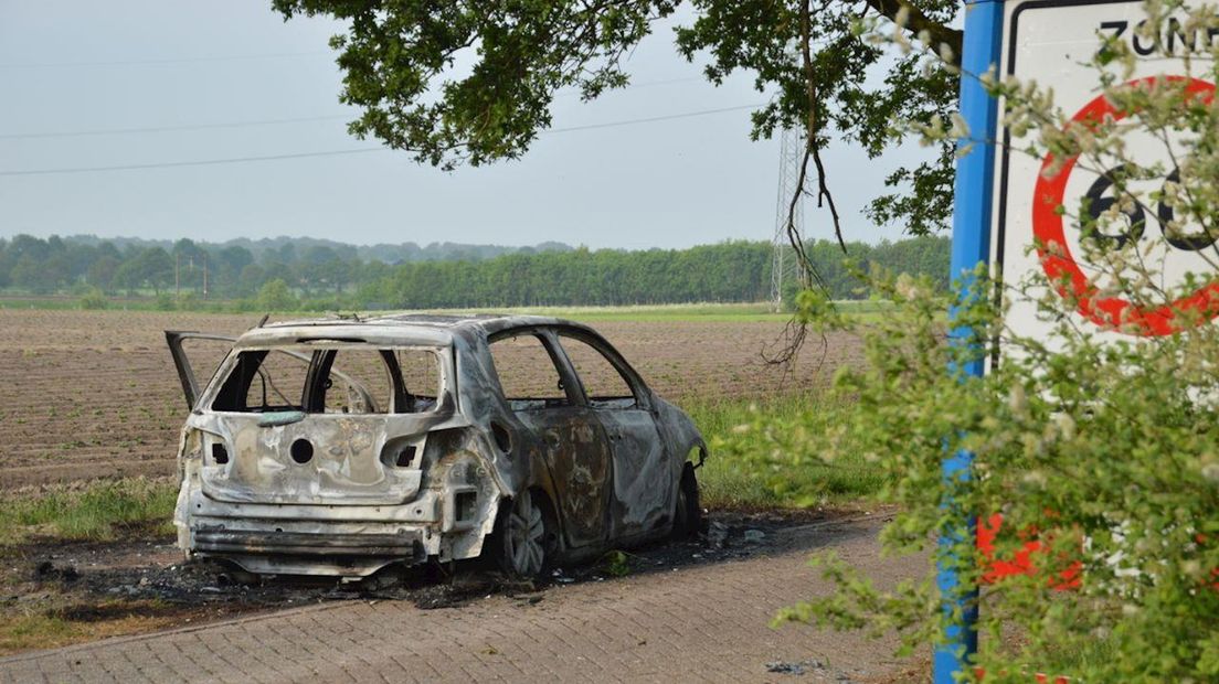 Auto onder verdachte omstandigheden uitgebrand bij Steenwijk