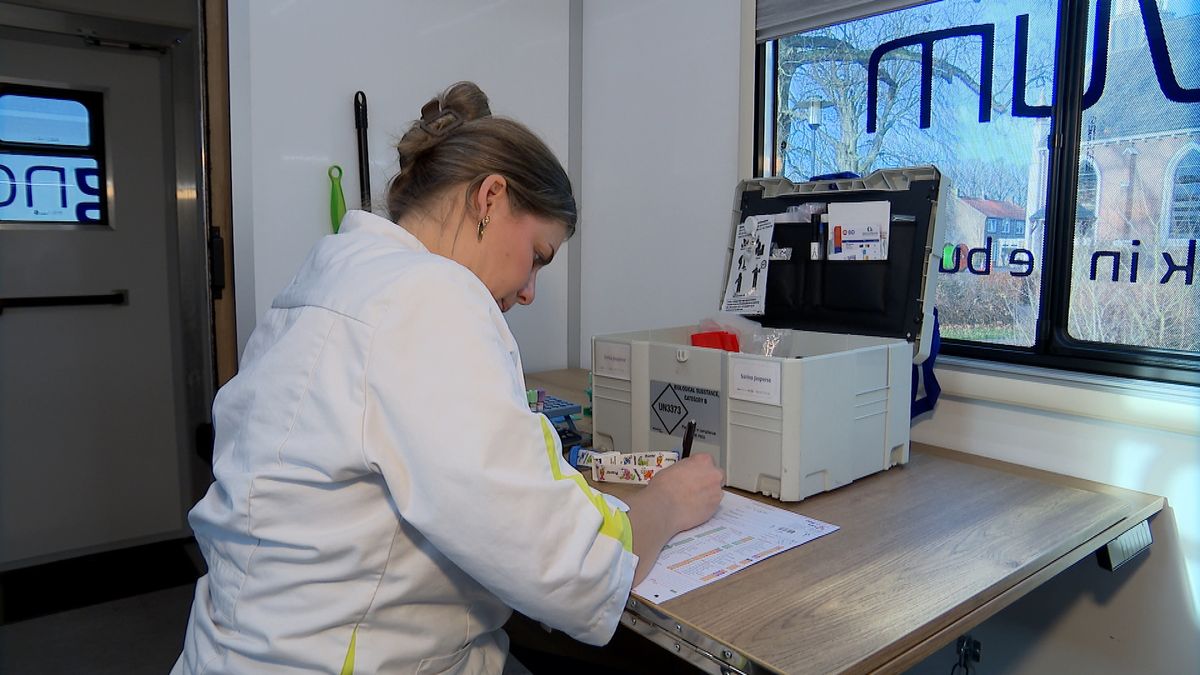 Bloedprikken is hier zo gepiept, in tien dorpen rijdt deze prikbus rond