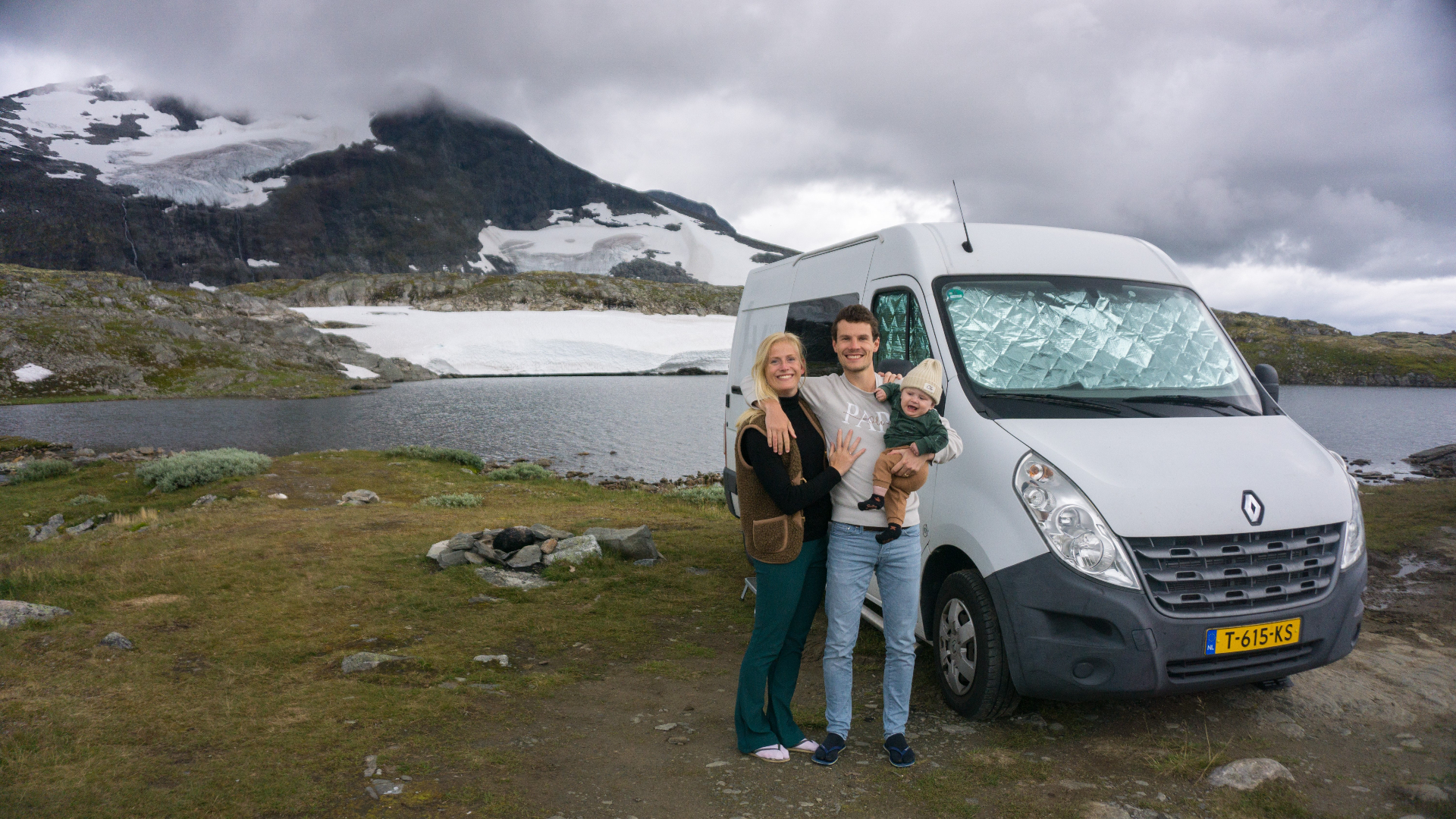 Melissa en Errol Aarnink in Noorwegen met hun baby en busje.