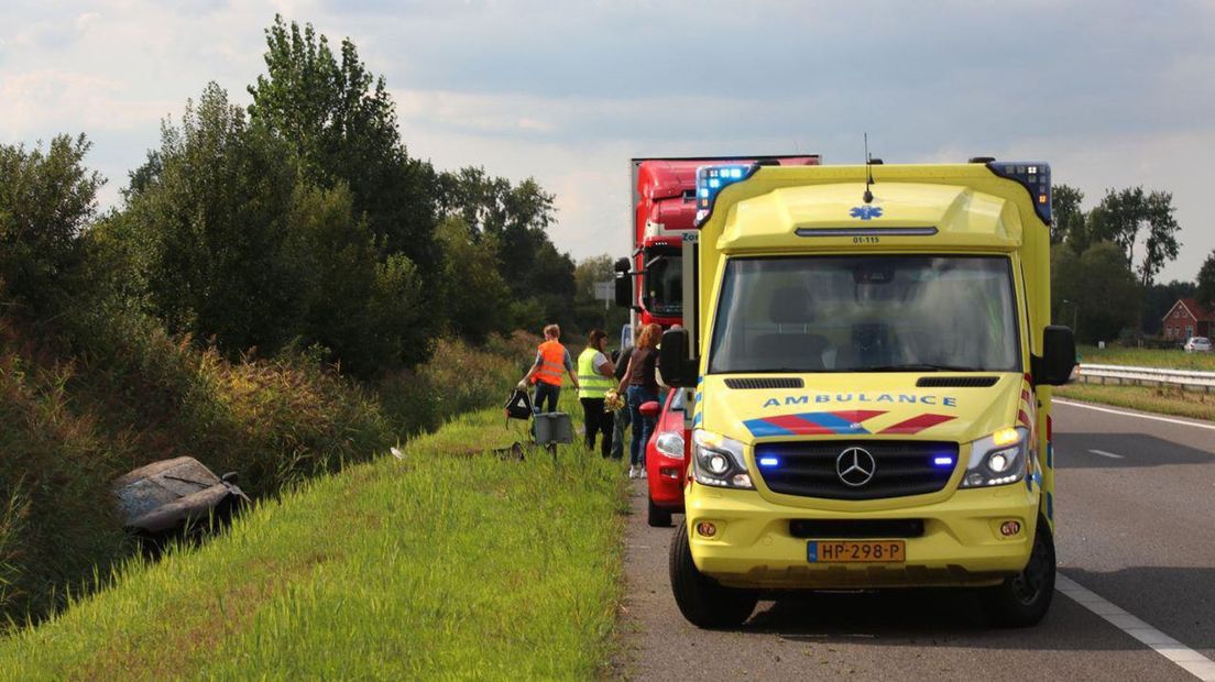 De auto belandde zwaar beschadigd in de sloot