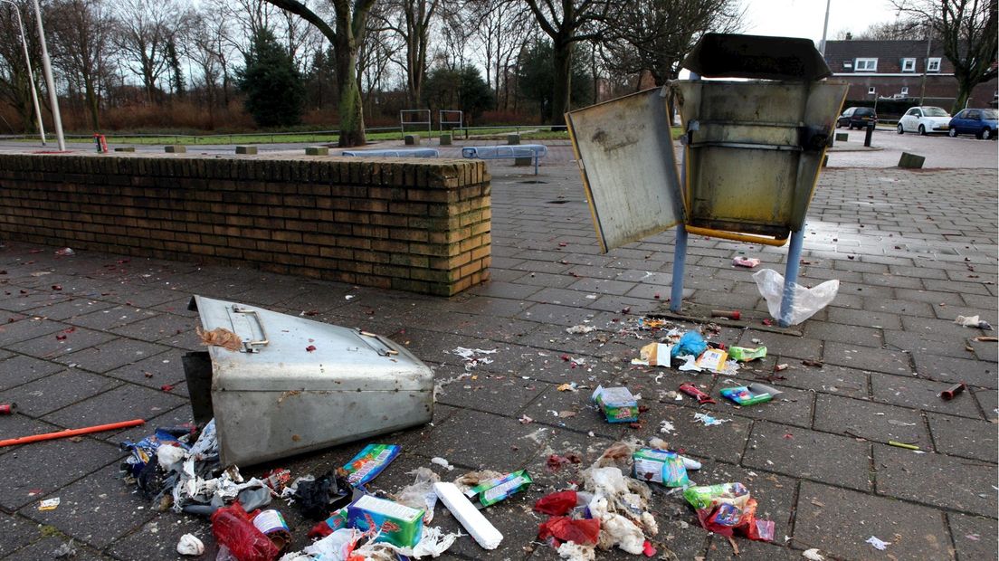 Prullenbakken worden vaak vernield door illegaal vuuwerk