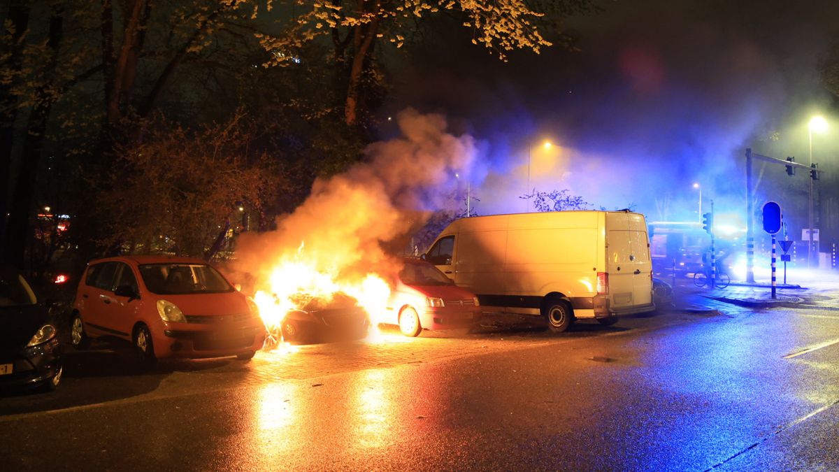 Geparkeerde auto in lichterlaaie