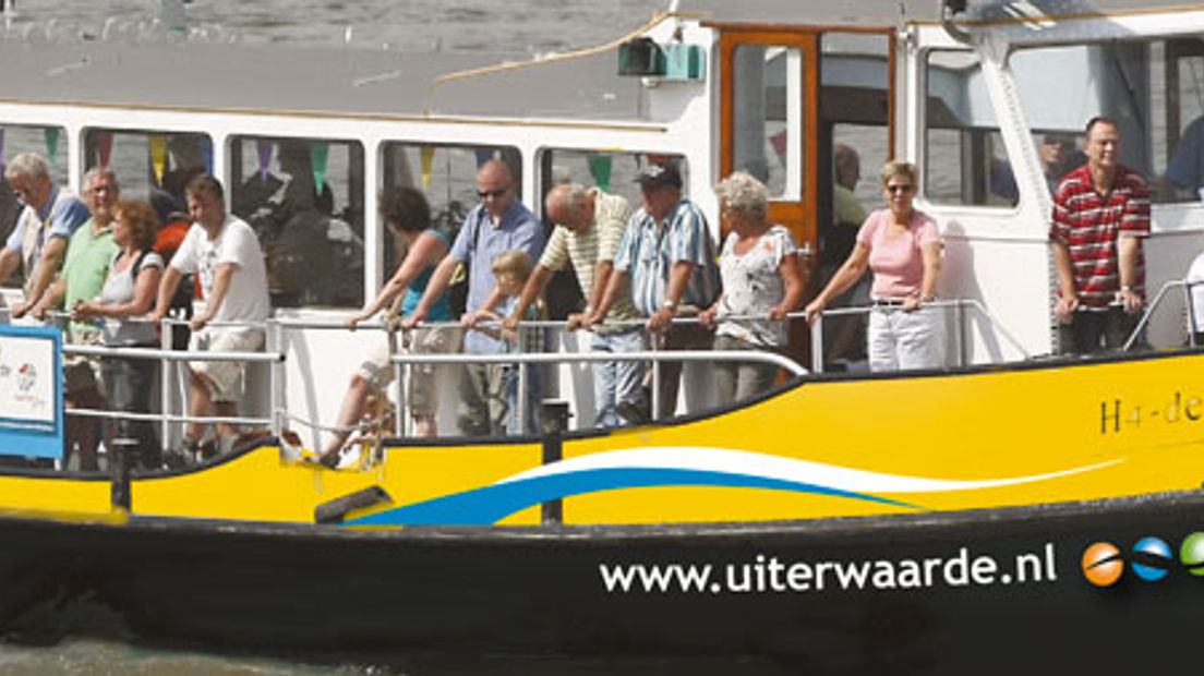 Veerpontexploitant Uiterwaarde zoekt vrijwillige schippers voor de veerpontjes over de Waal. Het is ieder jaar weer een uitdaging om voldoende schippers voor de fiets- en voetveren over de Waal te vinden. Dit jaar helemaal, omdat de veren langer in de vaart zijn.