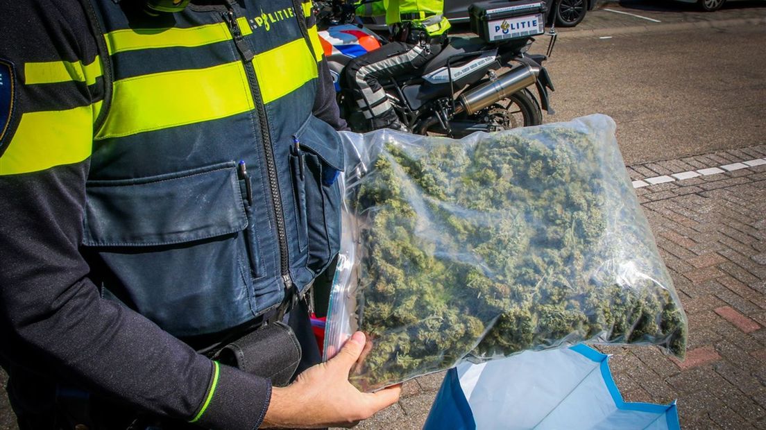 Slingerende auto leidt tot hennepvangst in Enschede
