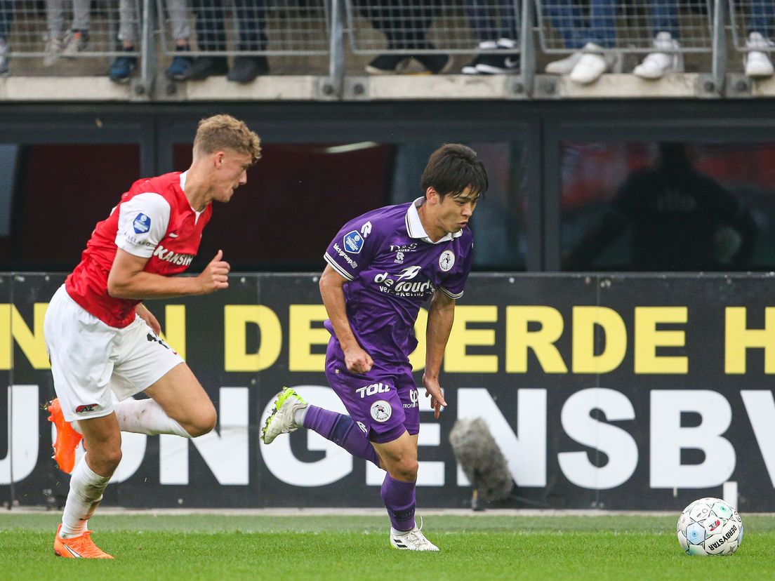 Koki Saito en oud-Spartaan Sven Mijnans in actie