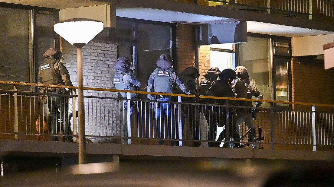 Politie valt appartement aan Drakensteyn in Almelo binnen