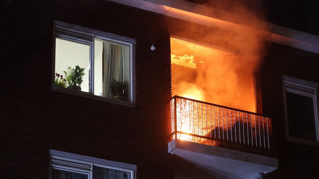 Flinke vlammen bij een balkonbrand in Delft