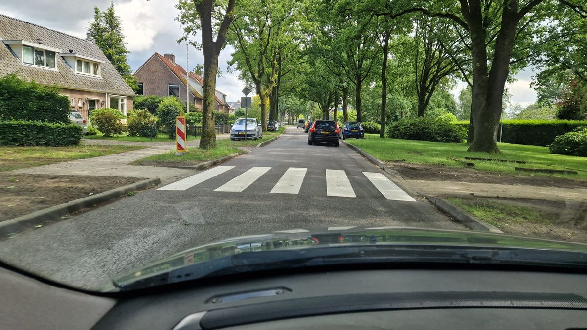 Bewoners Hooghalen kunnen weer met gerust hart oversteken, zebrapad ligt op juiste plek