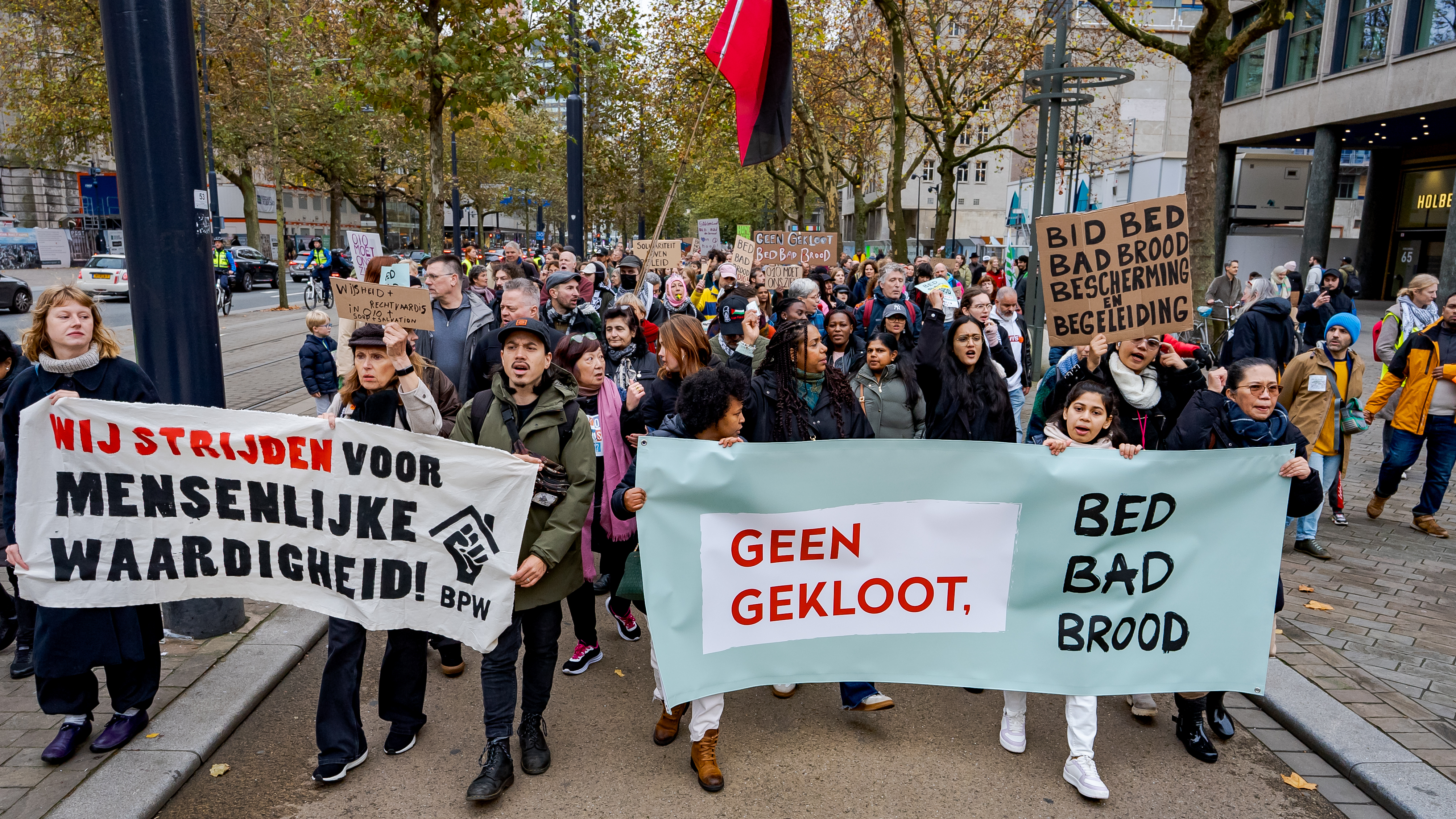 Demonstratie voor behoud van bed-bad-broodregeling in Rotterdam.