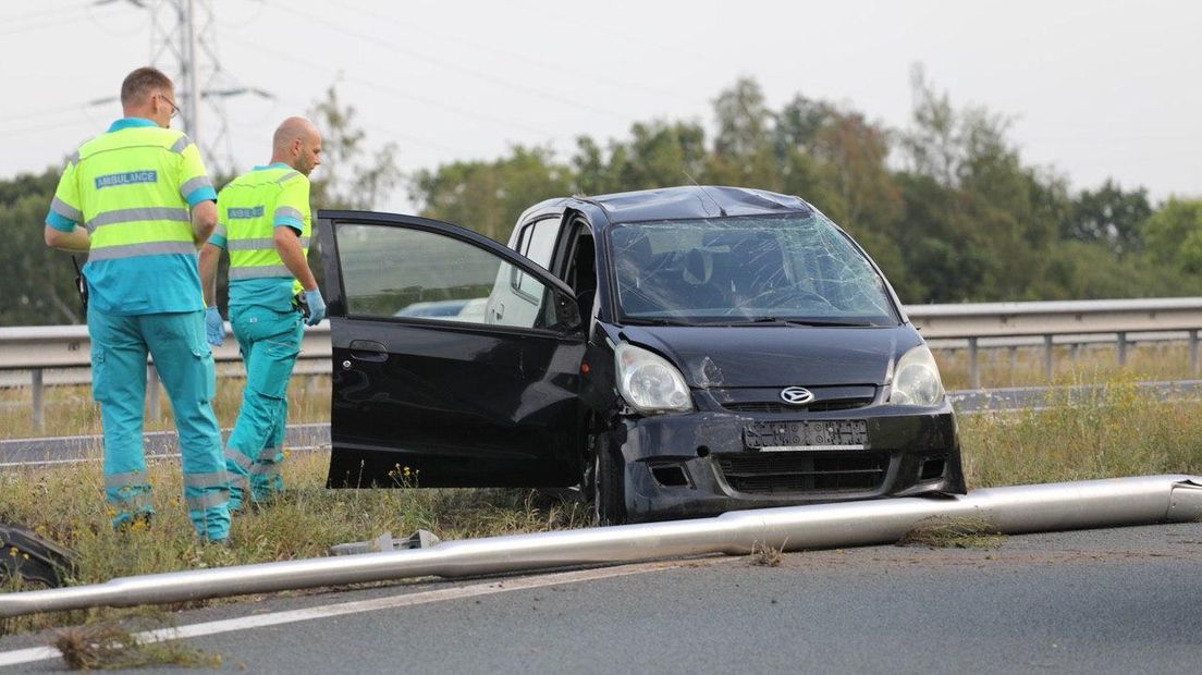 Auto over de kop bij knooppunt Beekbergen: twee vrouwen gewond.