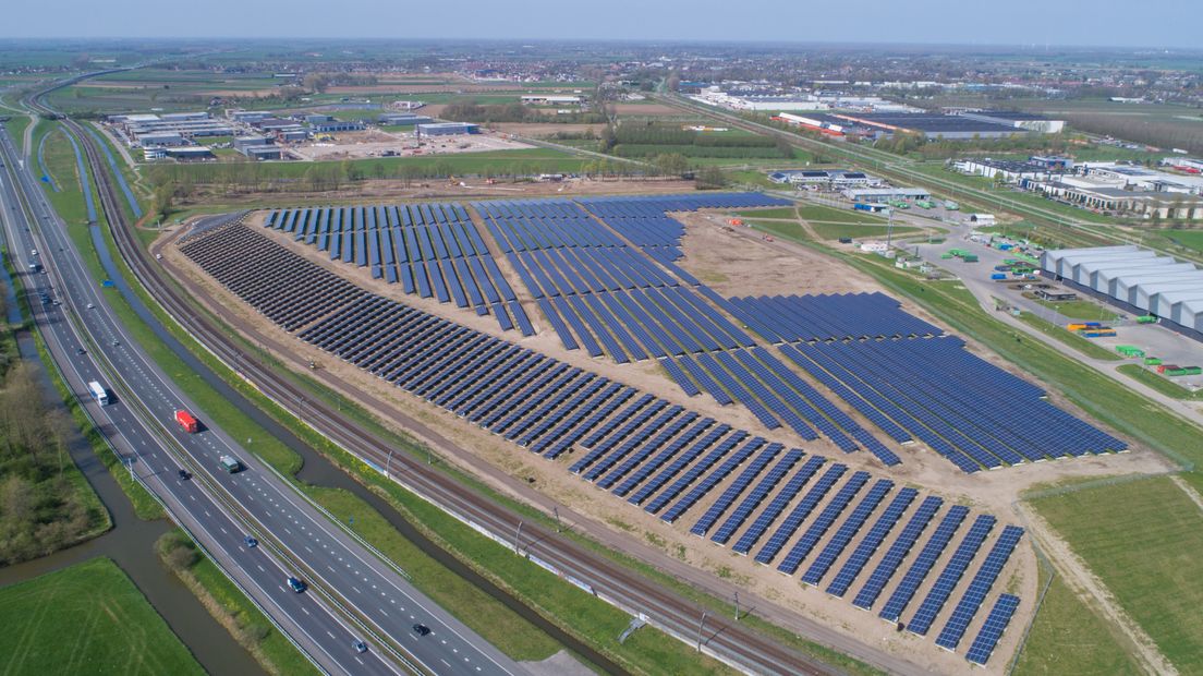 Kijken we straks in Gelderland nog uit over groene weilanden of zijn deze straks bedekt met duizenden futuristische blauwe zonnepanelen? Hoogleraar zonne-energie Miro Zeman van de TU Delft wil dat de overheid ingrijpt. Volgens hem gaat de opmars van zonneparken ten koste van de landbouwgrond. Hij vindt dat gemeenten moeten voorkomen dat weilanden vol komen te liggen met zonneparken.