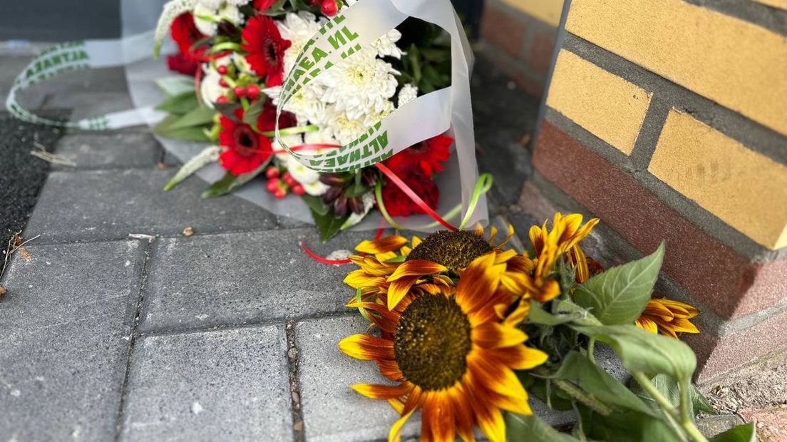 Bij de praktijk in Harderwijk liggen bloemen.