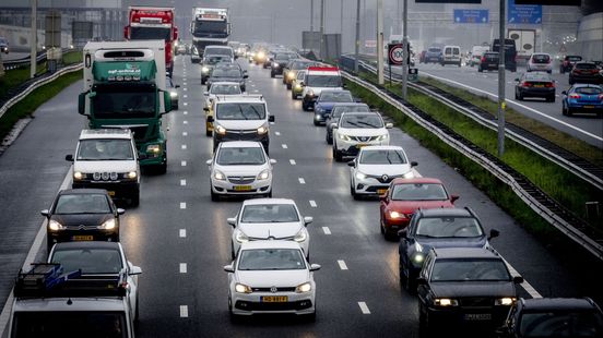 Olie op de weg na ongeluk, ruim een uur file op A1. Olie op de weg na ongeluk, ruim een uur file op A1.