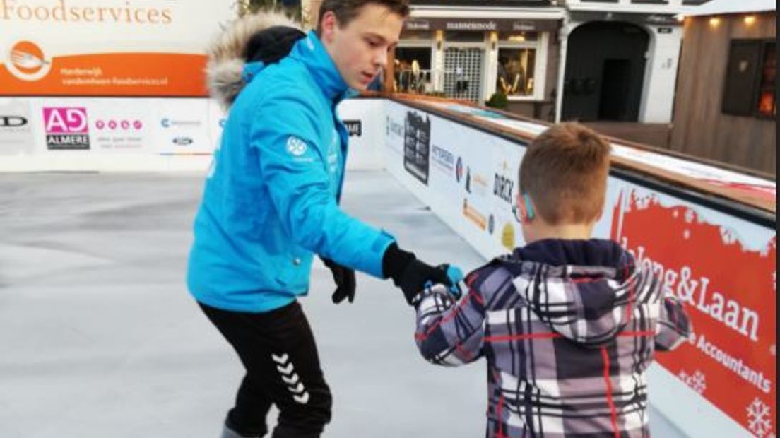De ijsbaan in Harderwijk is open. Vrijwilligers zijn de hele nacht druk geweest om het ijs geschikt te maken om te schaatsen. Eerder deze week viel de opening letterlijk en figuurlijk in het water.