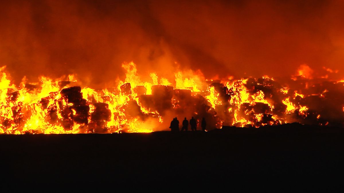 Grote bult stro in de brand in Coevorden