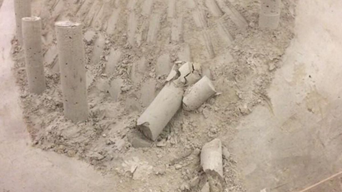 Schade door aardschok aan zandsculpturen in het SculpturePark in Zuidlaren