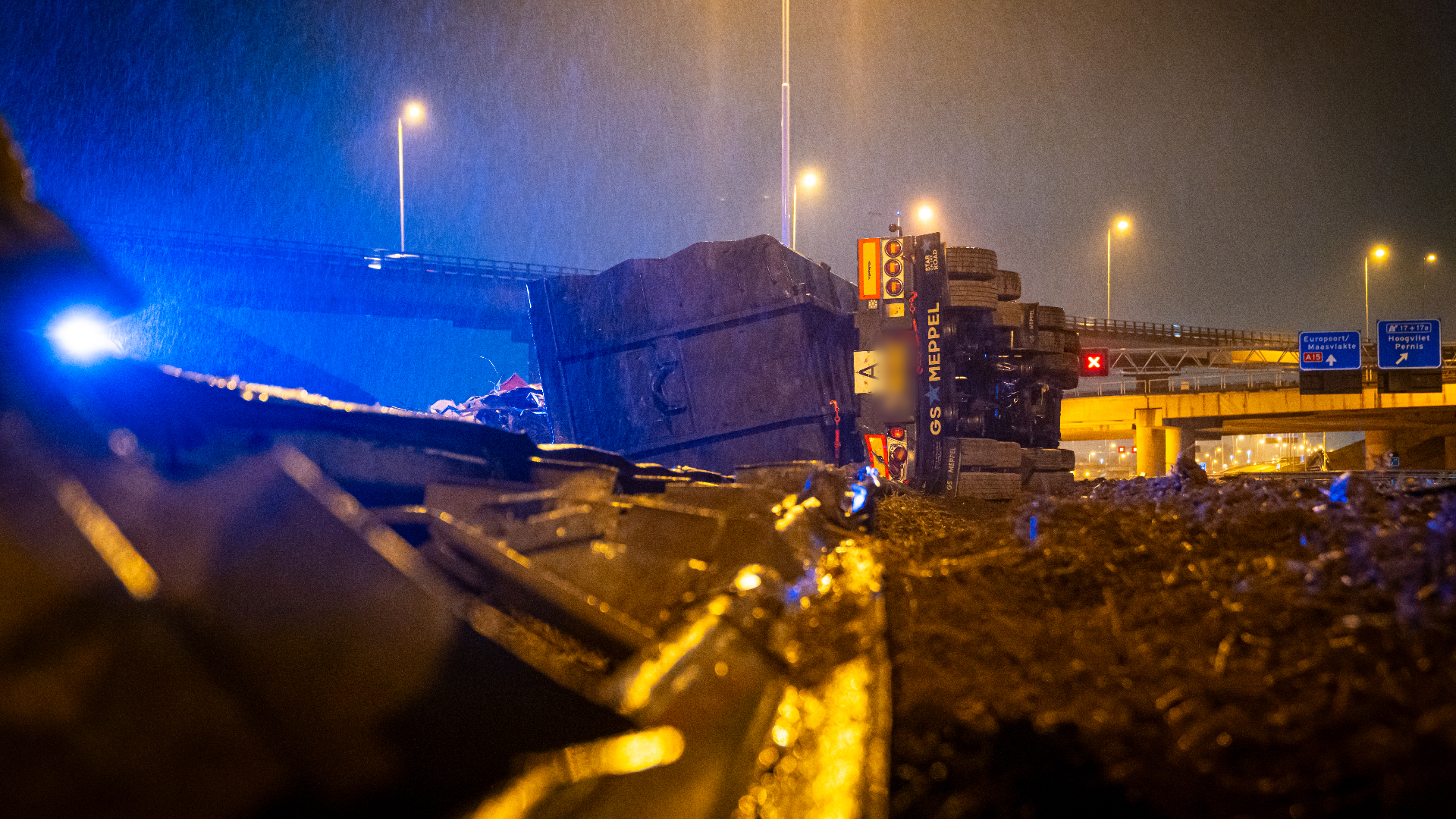 De vrachtwagen kwam na de klapband op de vangrail te liggen
