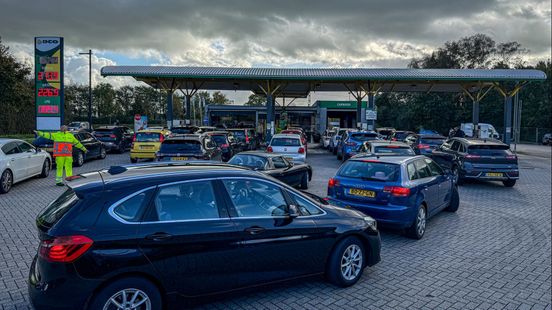 'Hele dorp staat vast' door benzine voor 1 euro: zeker 100 auto's in de rij voor afscheidsstunt tankstation