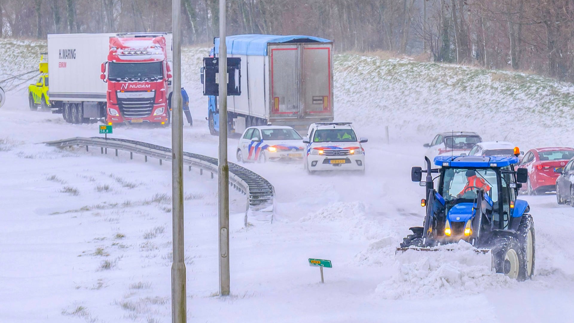 Sneeuwblog: Code oranje tot zaterdagochtend &bull; QBuzz rijdt tot 09.00 uur  niet &bull; N46 volledig afgesloten - RTV Noord