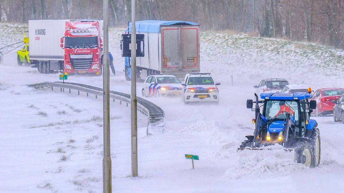 Sneeuwblog: Code oranje tot zaterdagochtend • QBuzz rijdt tot 09.00 uur niet • N46 volledig afgesloten - RTV Noord
