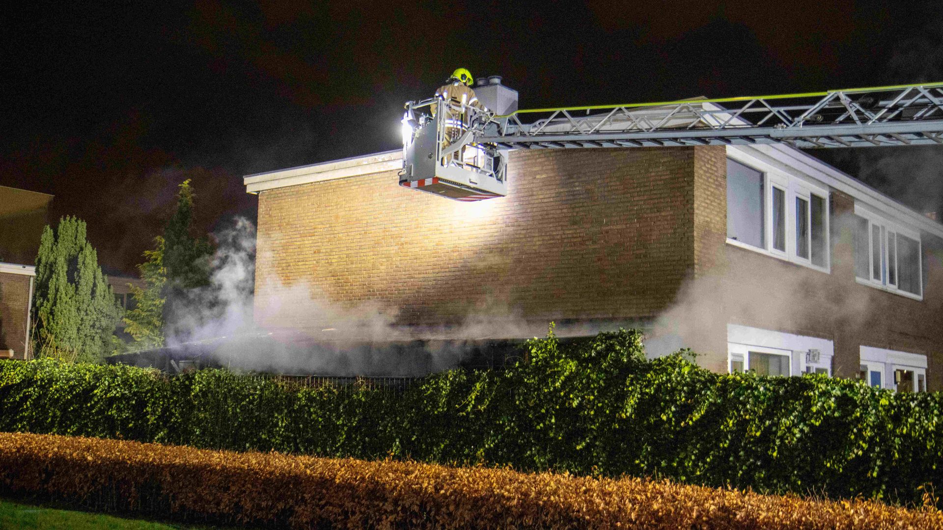 Veel rook in de wijk na brand in de schuur van een woning aan de Meidoornsingel in Rotterdam