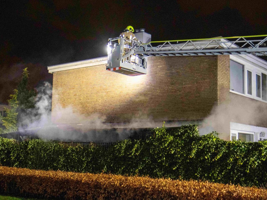 Veel rook in de wijk na brand in de schuur van een woning aan de Meidoornsingel in Rotterdam