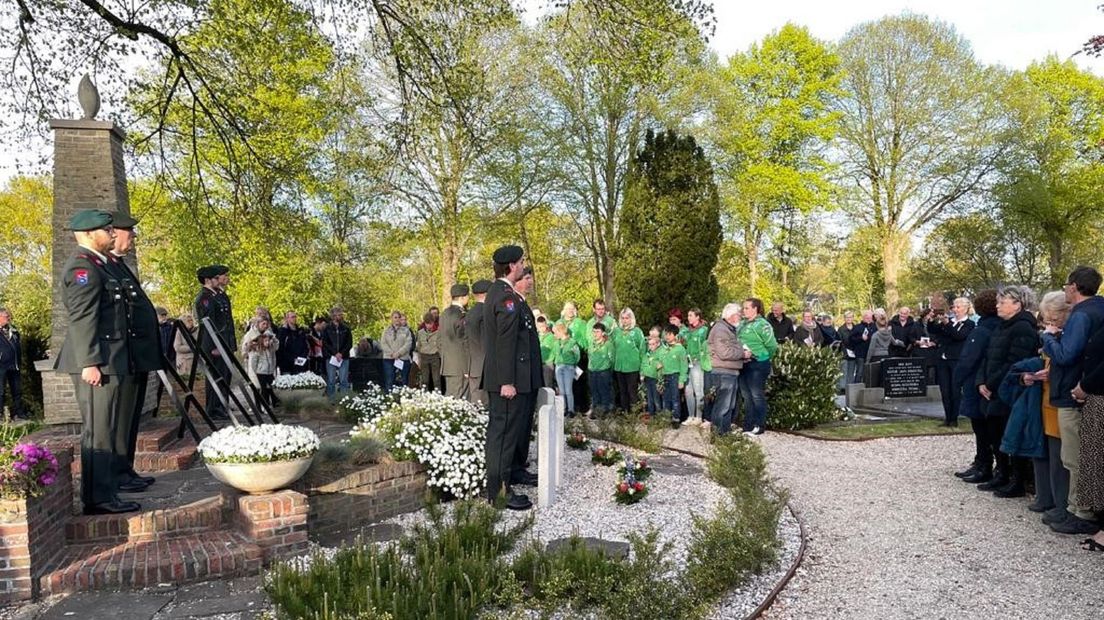 By de Burgumer Krústsjerke wiene in lytse 200 man