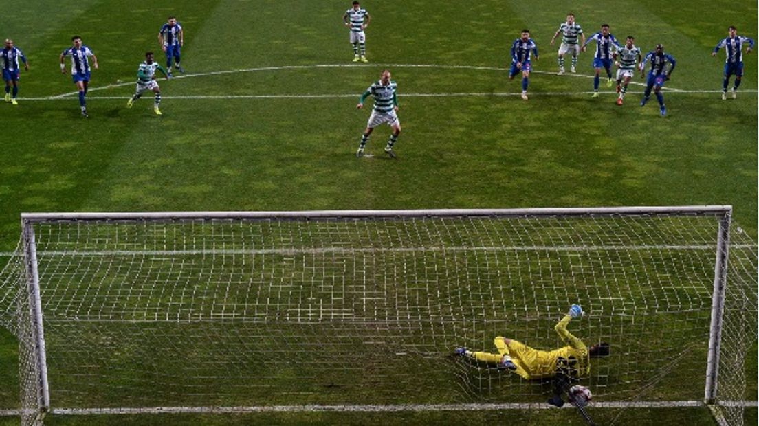 Bas Dost schiet raak in de blessuretijd tegen Porto (Rechten: EPA/HUGO DELGADO)