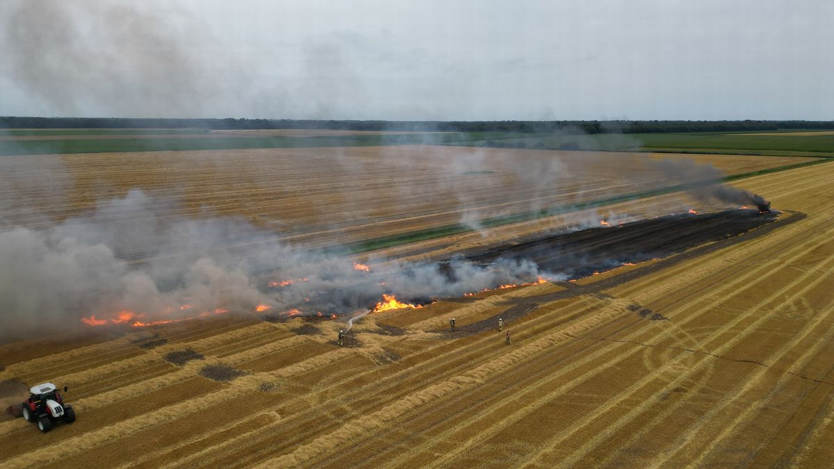 Hooibaalmachine in brand bij Barger-Compascuum • Meeste neerslag in Schoonebeek