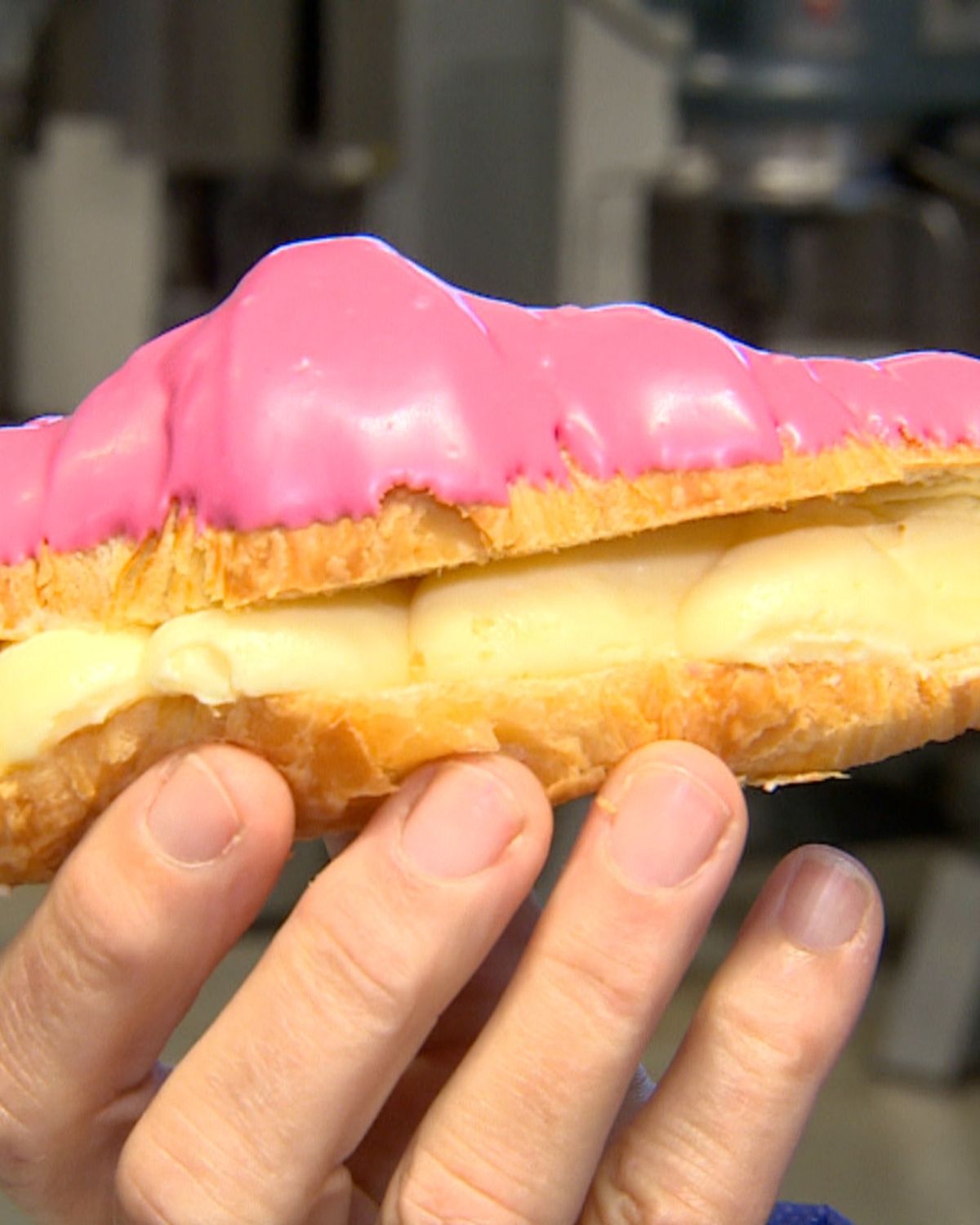 Hoe eet je een crompouce? - Omroep West