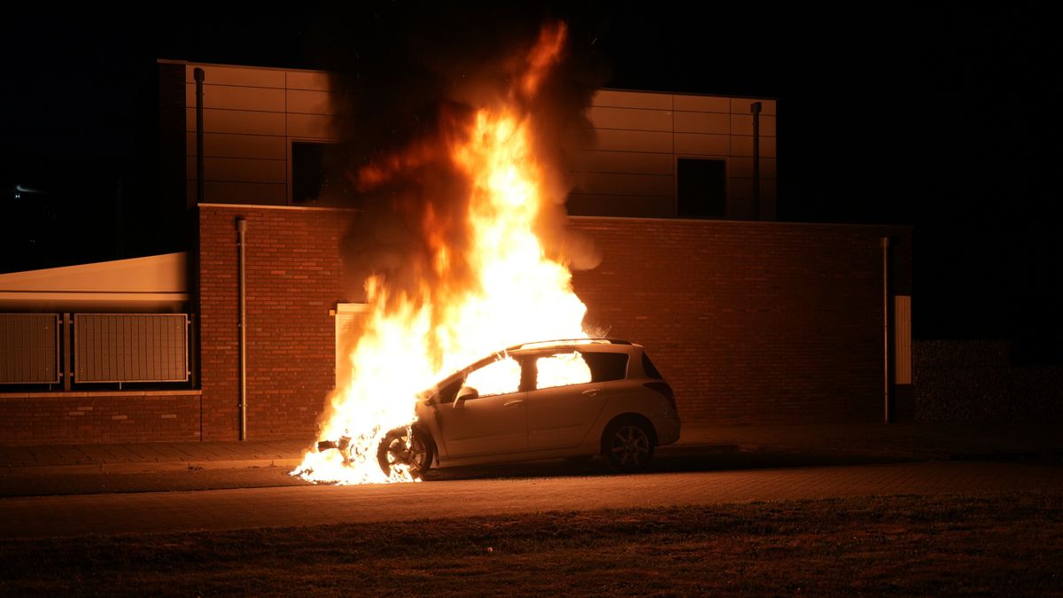 Brand verwoest geparkeerde auto in Assen
