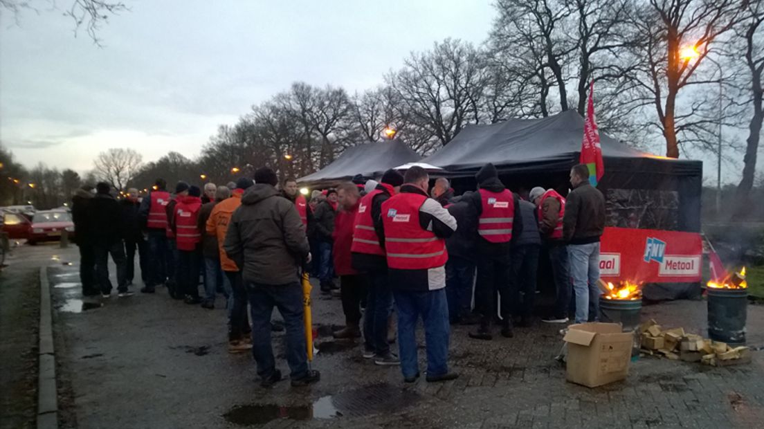 Er wordt een soort menselijke fuik gevormd (Rechten: RTV Drenthe / Frits Emmelkamp)