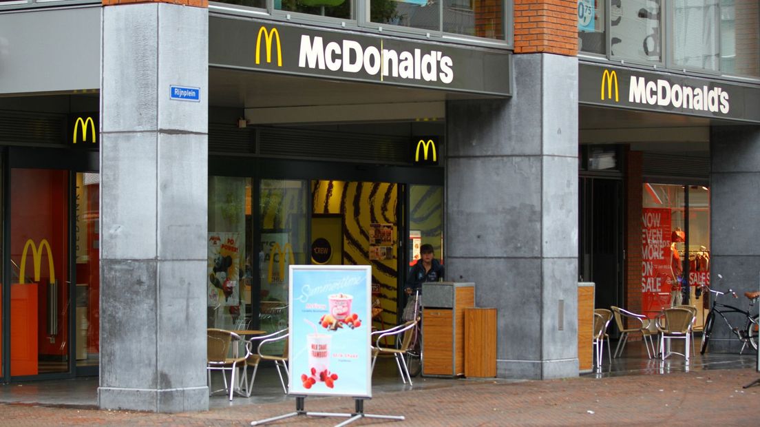 De McDonald's in het centrum van Alphen