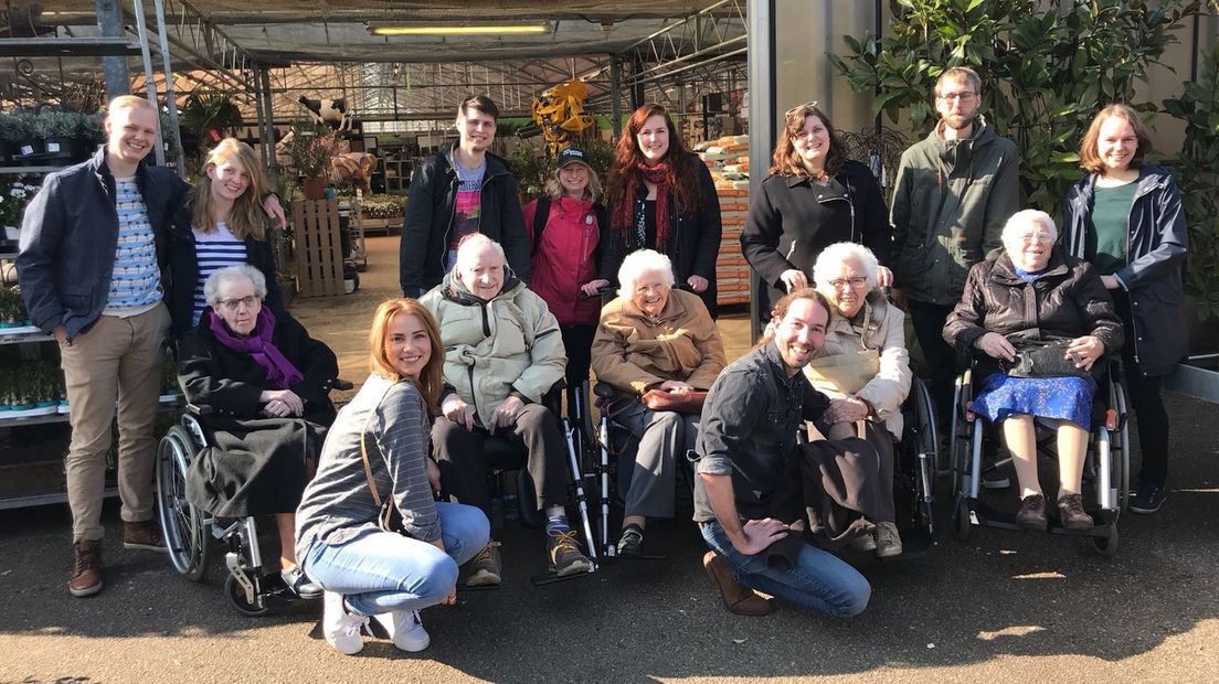 Bewoners van Tuindorp-Oost met hun jongere medebewoners.