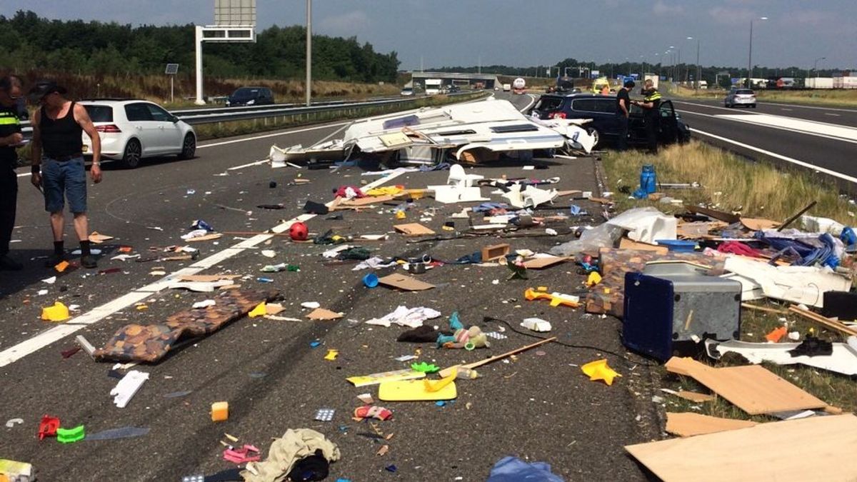 Ravage door gekantelde caravan op A73 Grubbenvorst
