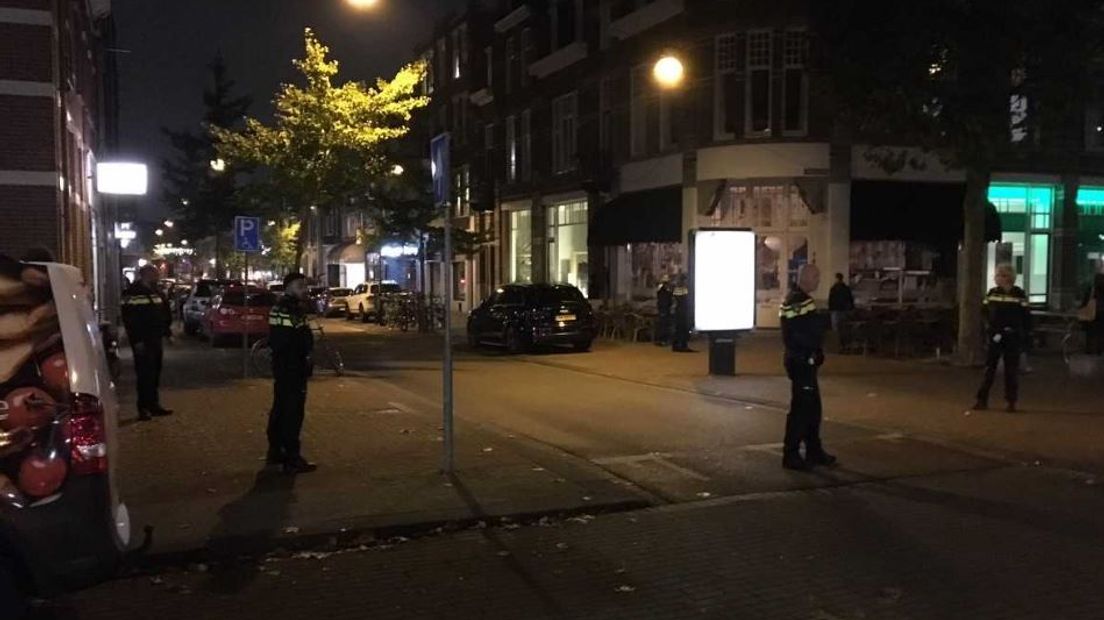 De politie in Nijmegen heeft woensdagavond tijdelijk een straat in het centrum afgezet vanwege ongeregeldheden. Aanleiding was het naderende sinterklaasfeest.