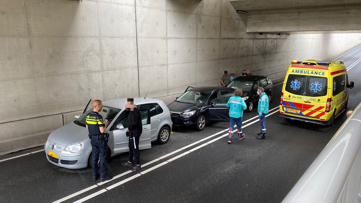 Kettingbotsing in tunnel station Colmschate met drie auto's