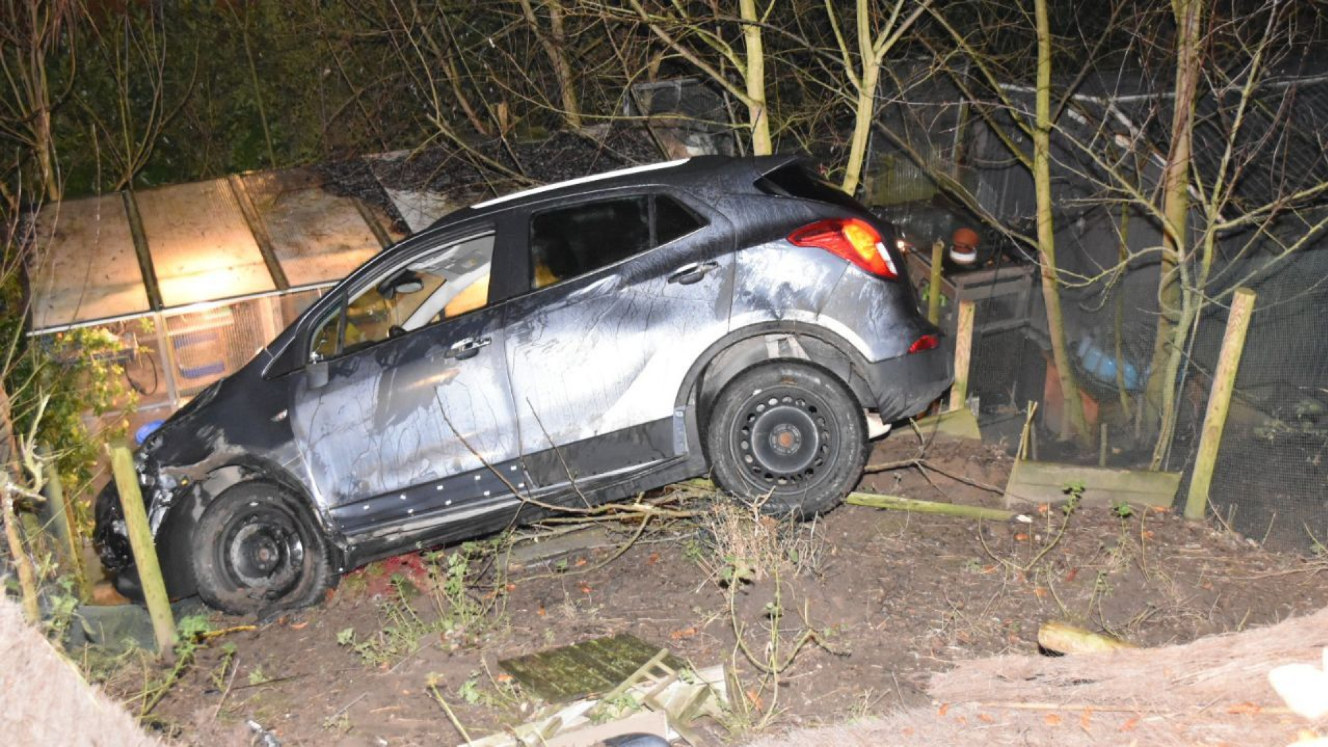 Konijnen kwijt nadat 82-jarige dierenverblijf inrijdt