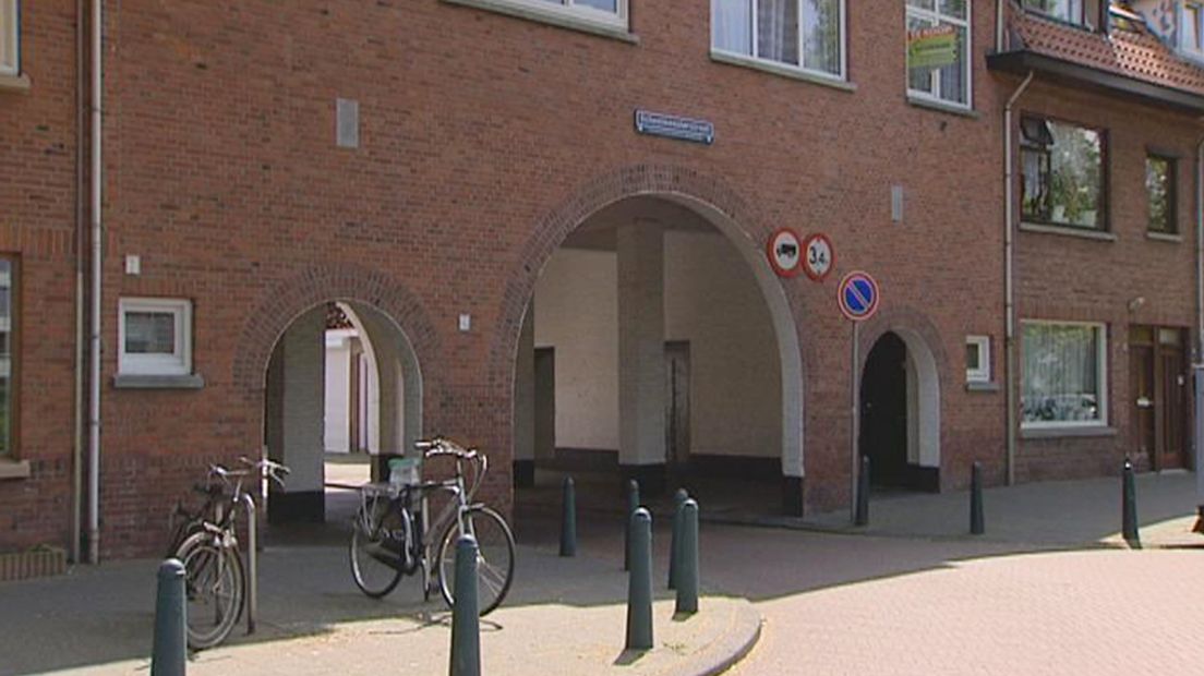 De kruising Laakkade / Schoolmeesterstraat in Den Haag