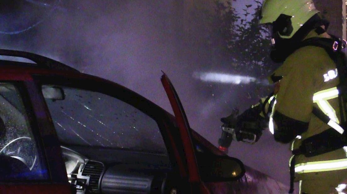 Brandweer blust autobrand in Enschede