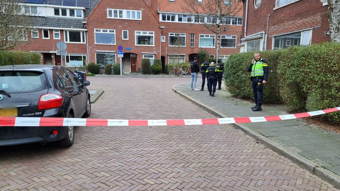 Politie in de IJsselstraat in Groningen