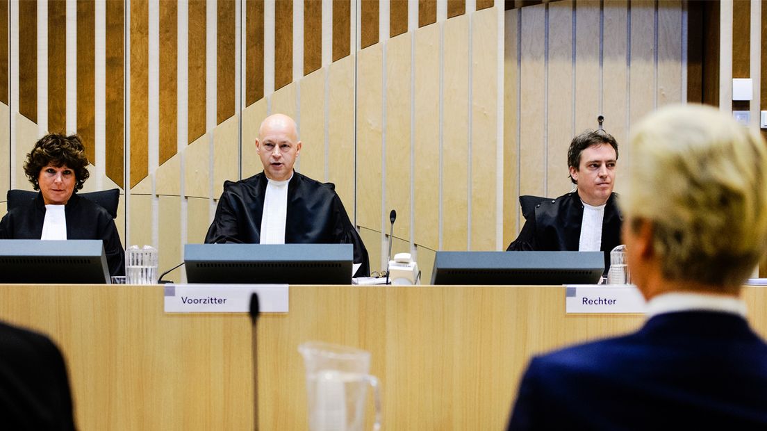 Rechter Elianne van Rens (links) met Geert Wilders op de voorgrond