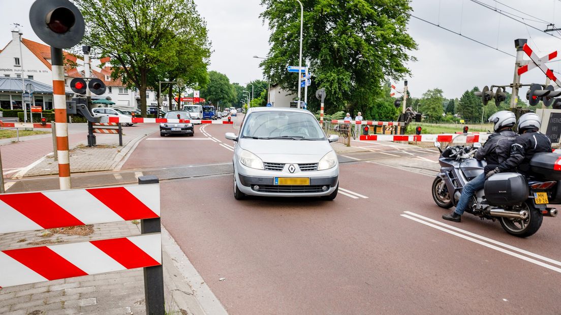 Auto steekt over ondanks gesloten spoorbomen