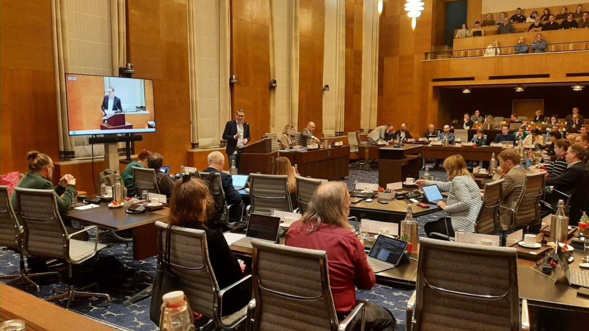 Raadslid Enschede moet 500 euro inleveren vanwege voortdurende afwezigheid