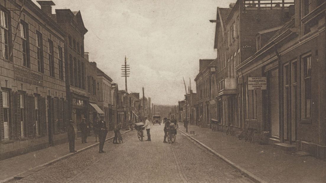 De Rolderstraat in de jaren twintig van de vorige eeuw. Deze straat vormde het hart van de Joodse gemeenschap van Assen.